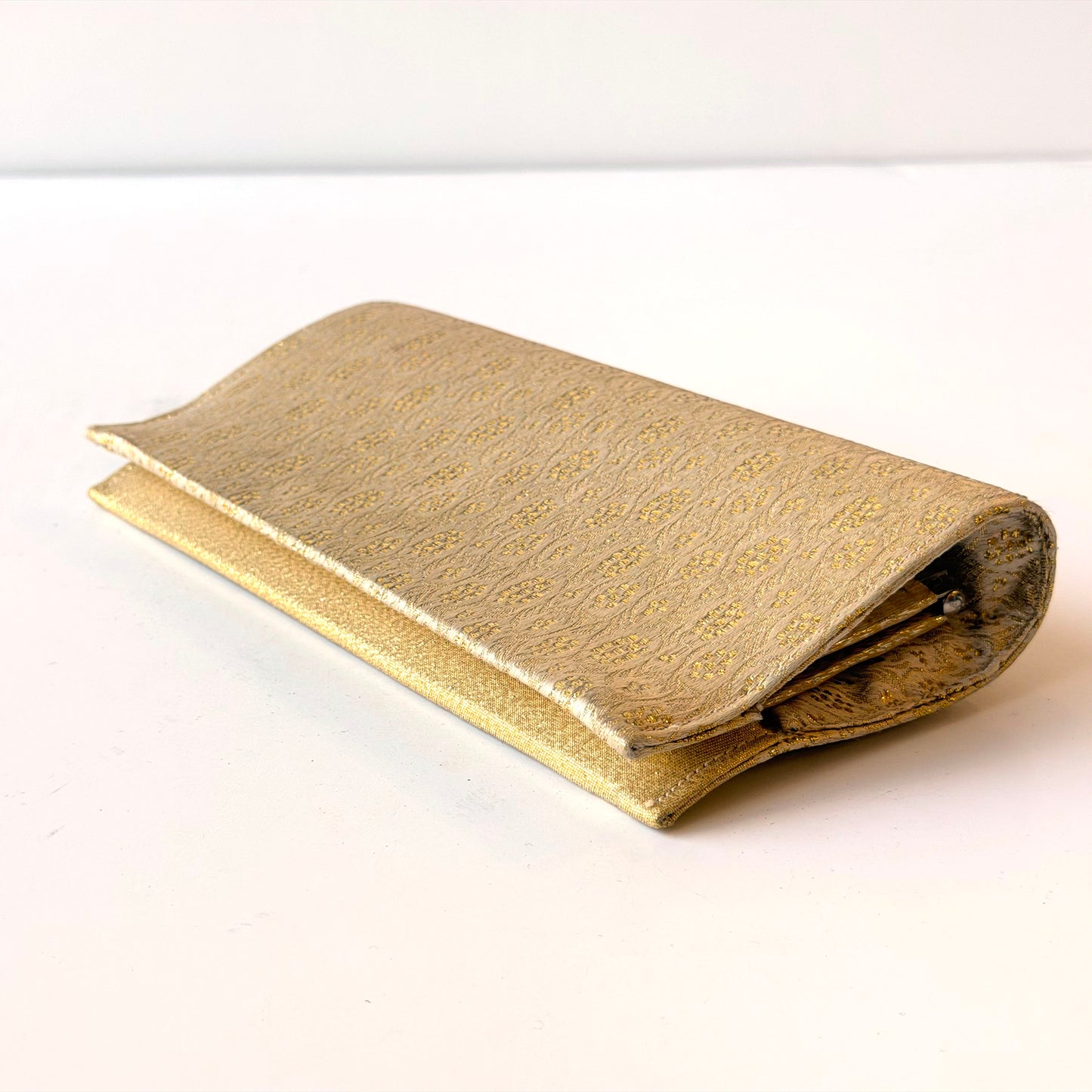 BB056 GOLD & WHITE MAKEUP POUCH