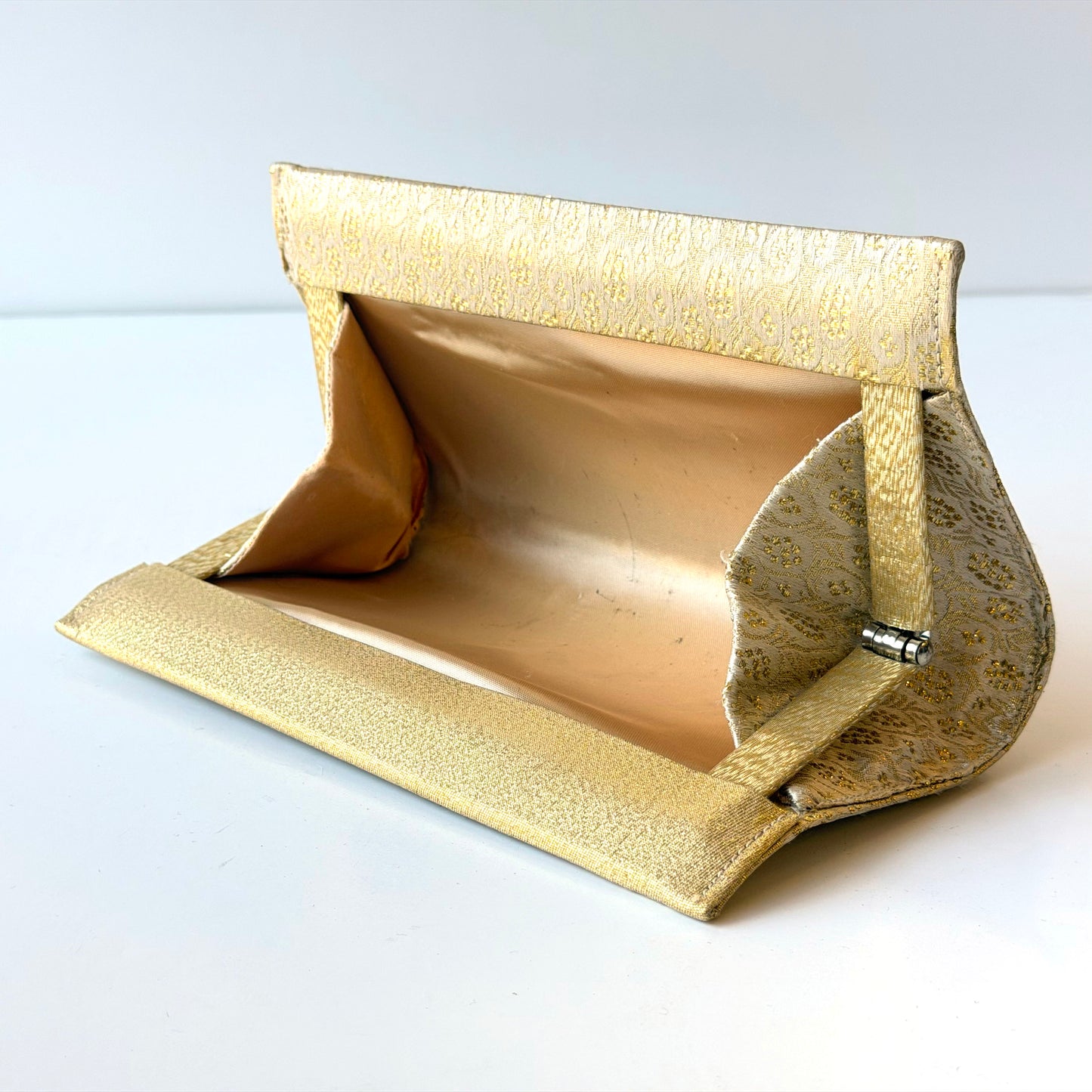 BB056 GOLD & WHITE MAKEUP POUCH