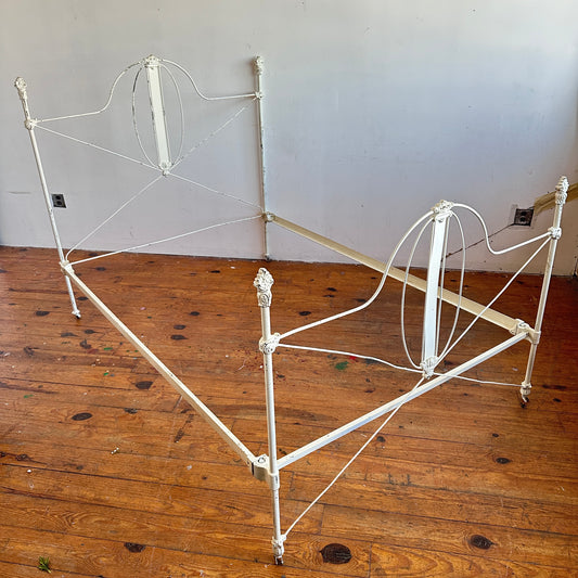 BG006 DISTRESSED WHITE WROUGHT IRON BED FRAME (FULL)