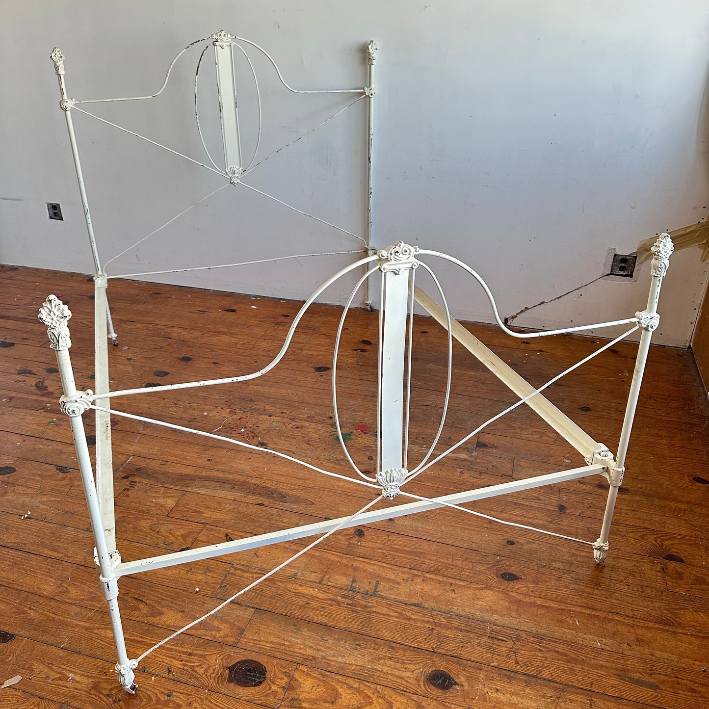 BG006 DISTRESSED WHITE WROUGHT IRON BED FRAME (FULL)