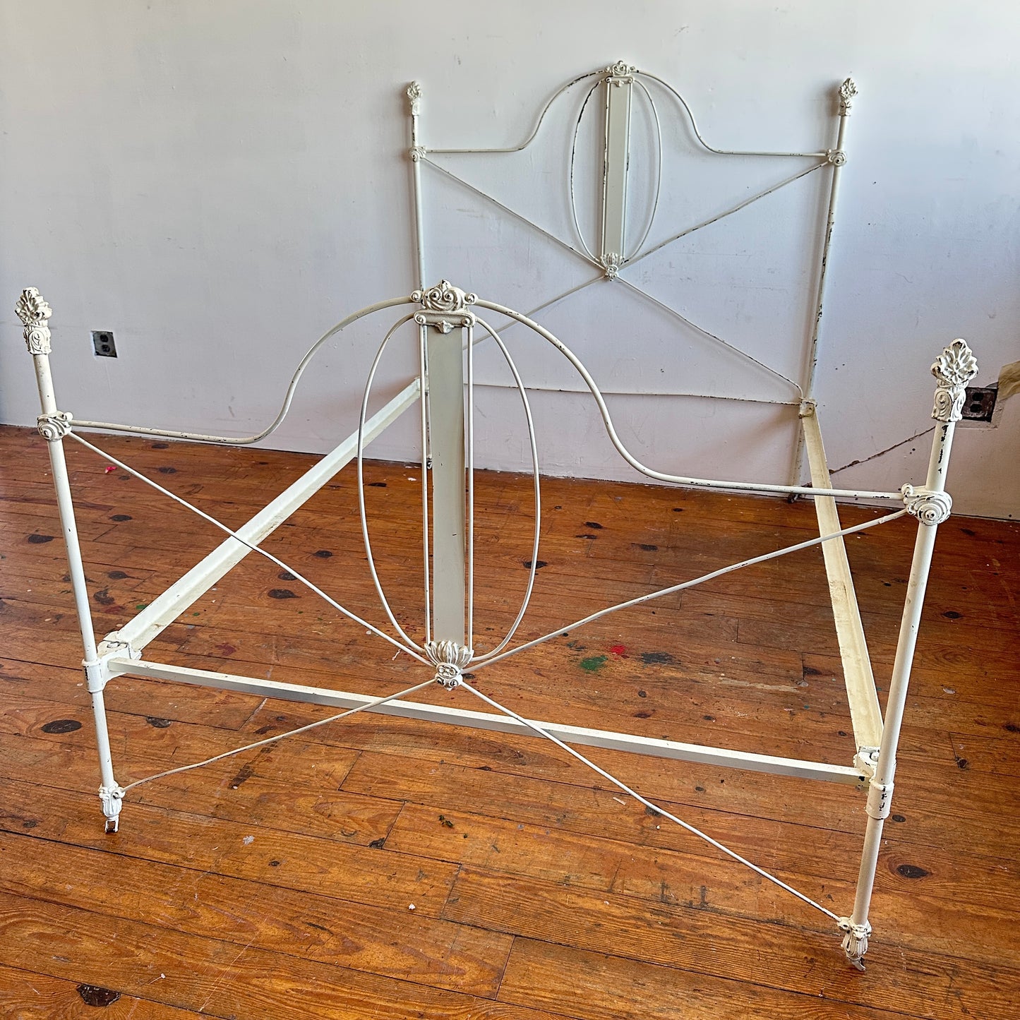 BG006 DISTRESSED WHITE WROUGHT IRON BED FRAME (FULL)