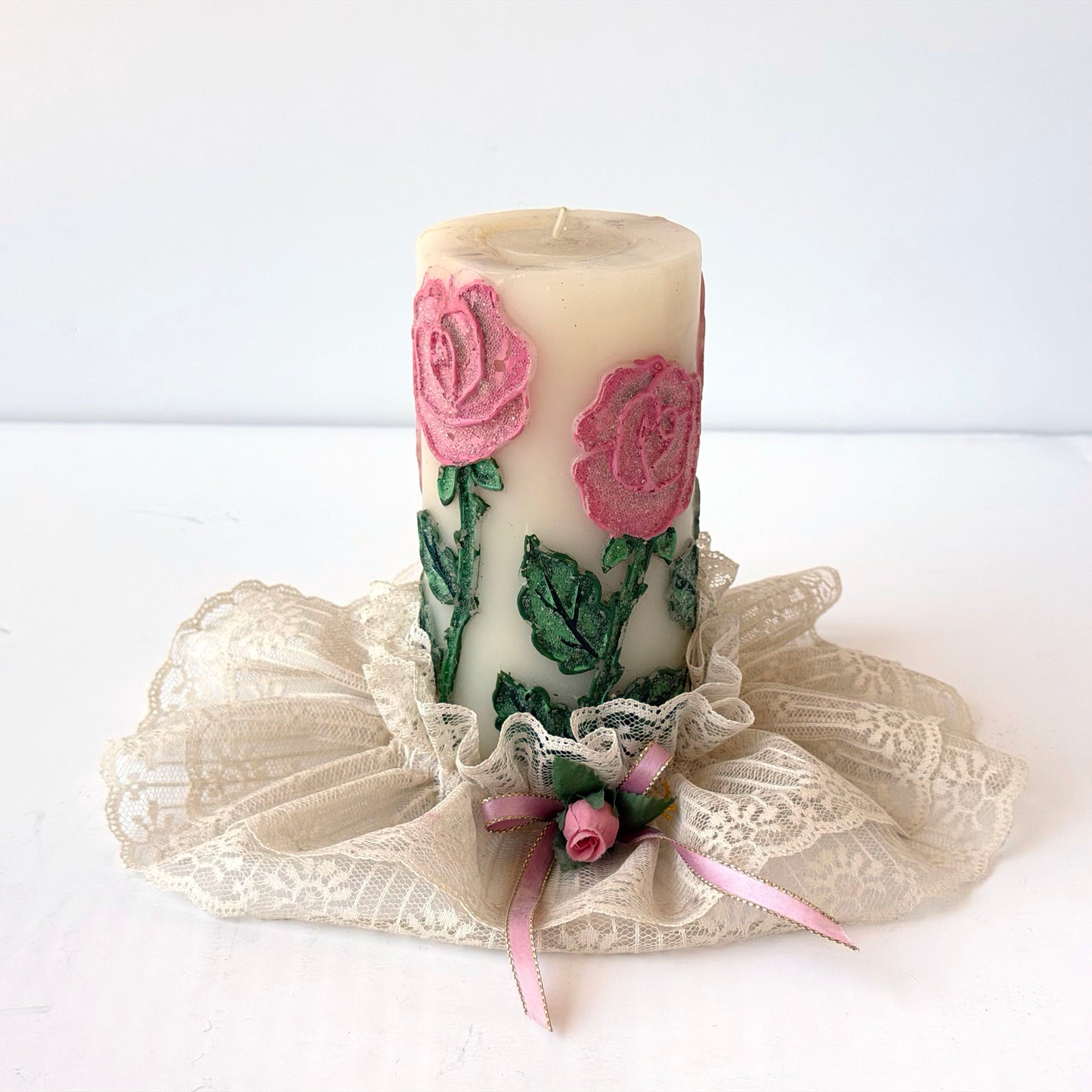 CA052 ROSE PILAR CANDLE WITH LACE SKIRT