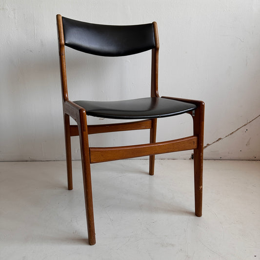 CH005 LIGHTLY DISTRESSED BLACK LEATHER & WOOD CHAIR