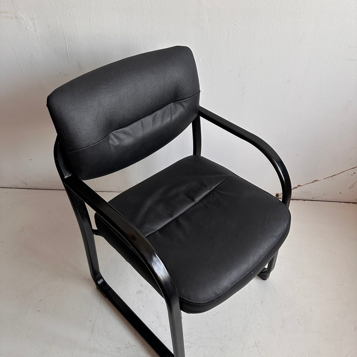 CH044 BLACK VINYL OFFICE CHAIR