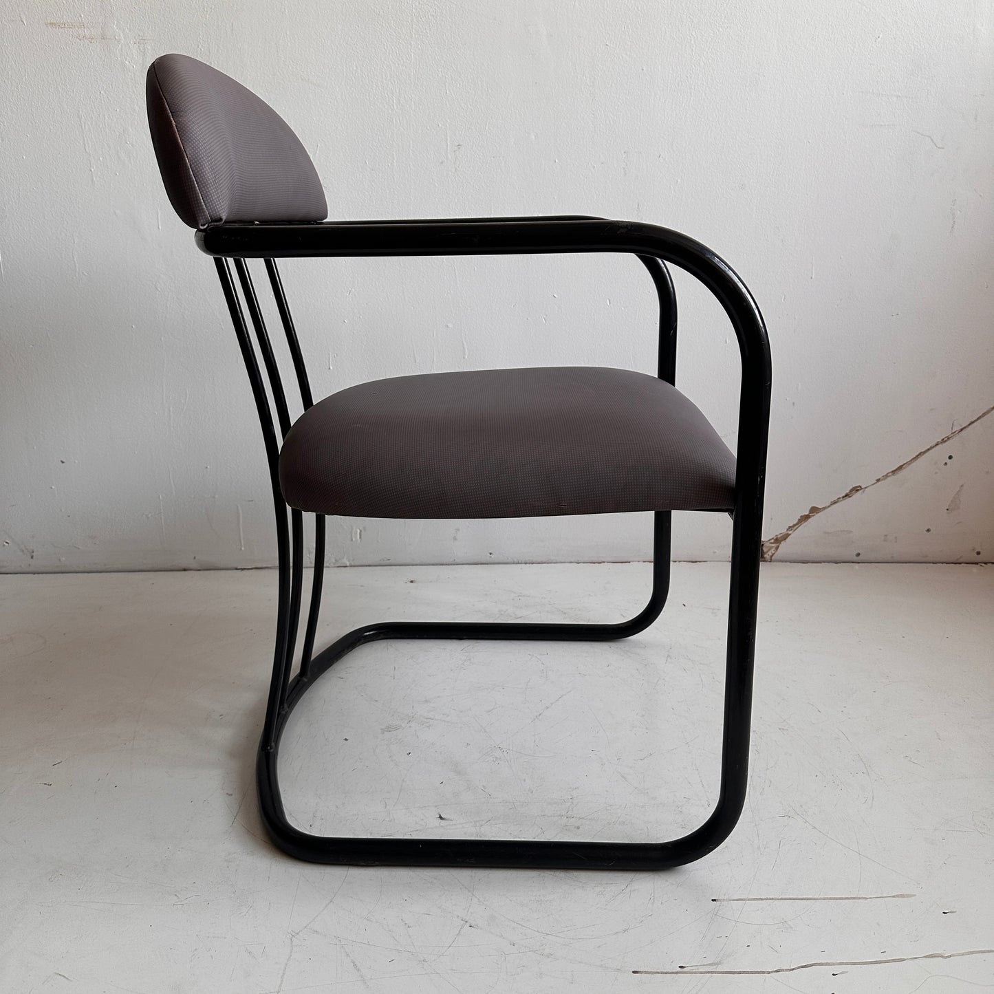 CH045 GREY & BLACK TUBULAR ARMCHAIR