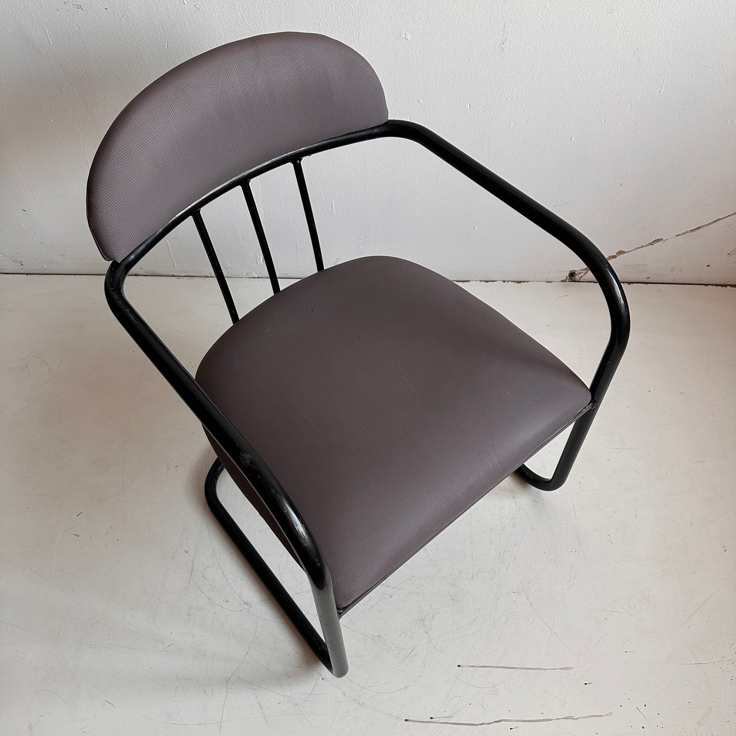 CH045 GREY & BLACK TUBULAR ARMCHAIR