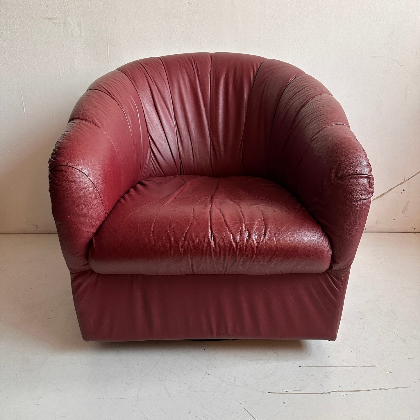 CH047 BURGUNDY LEATHER SWIVEL LOUNGE CHAIR