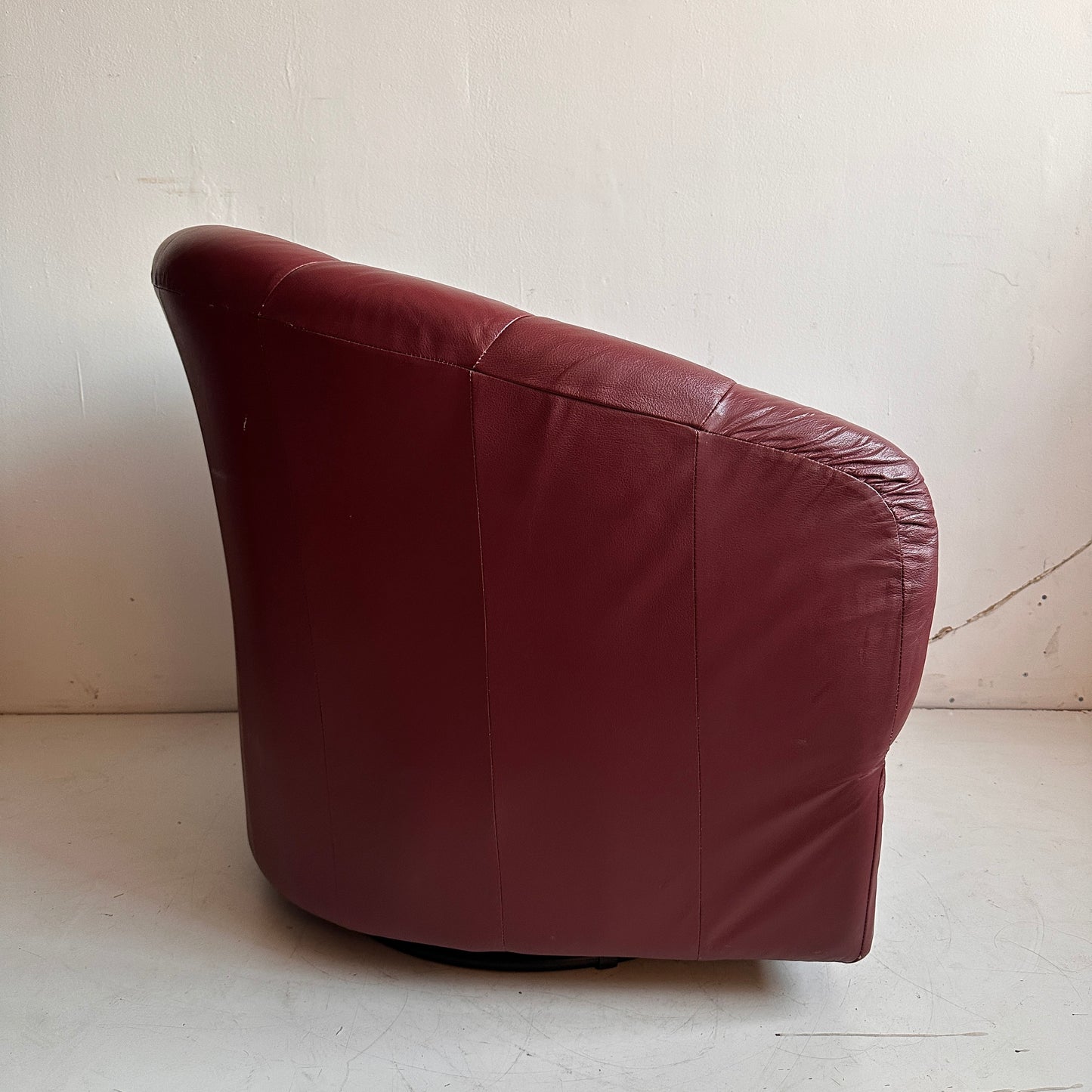 CH047 BURGUNDY LEATHER SWIVEL LOUNGE CHAIR