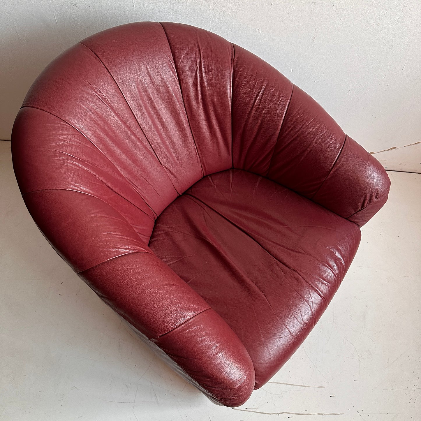 CH047 BURGUNDY LEATHER SWIVEL LOUNGE CHAIR