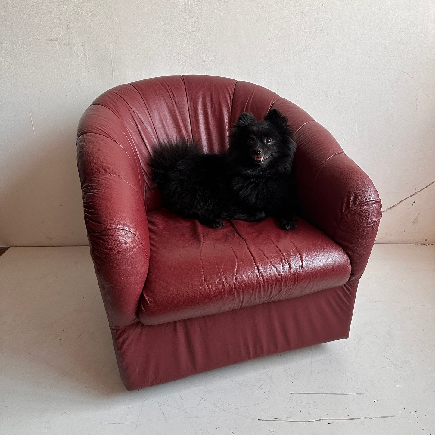 CH047 BURGUNDY LEATHER SWIVEL LOUNGE CHAIR