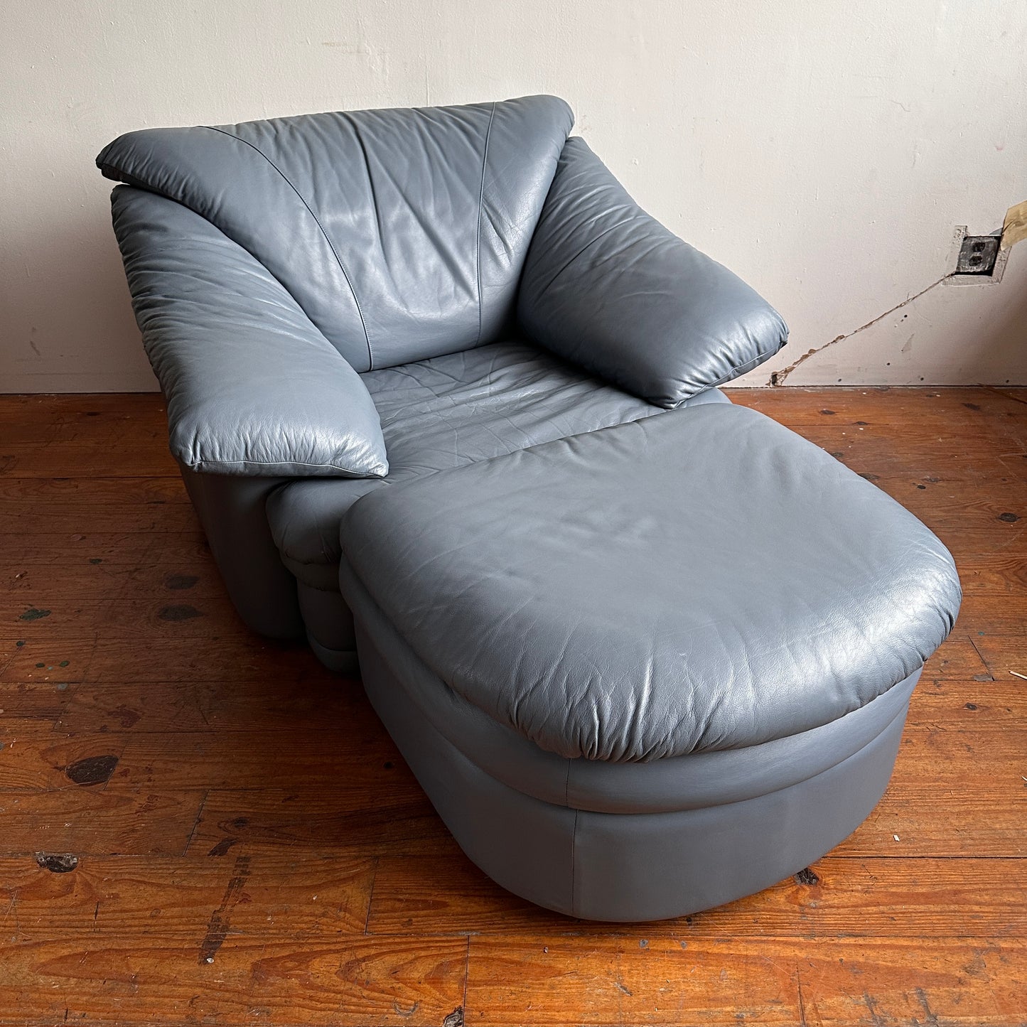 CH052 ITALIAN BLUE LEATHER LOUNGE CHAIR WITH OTTOMAN