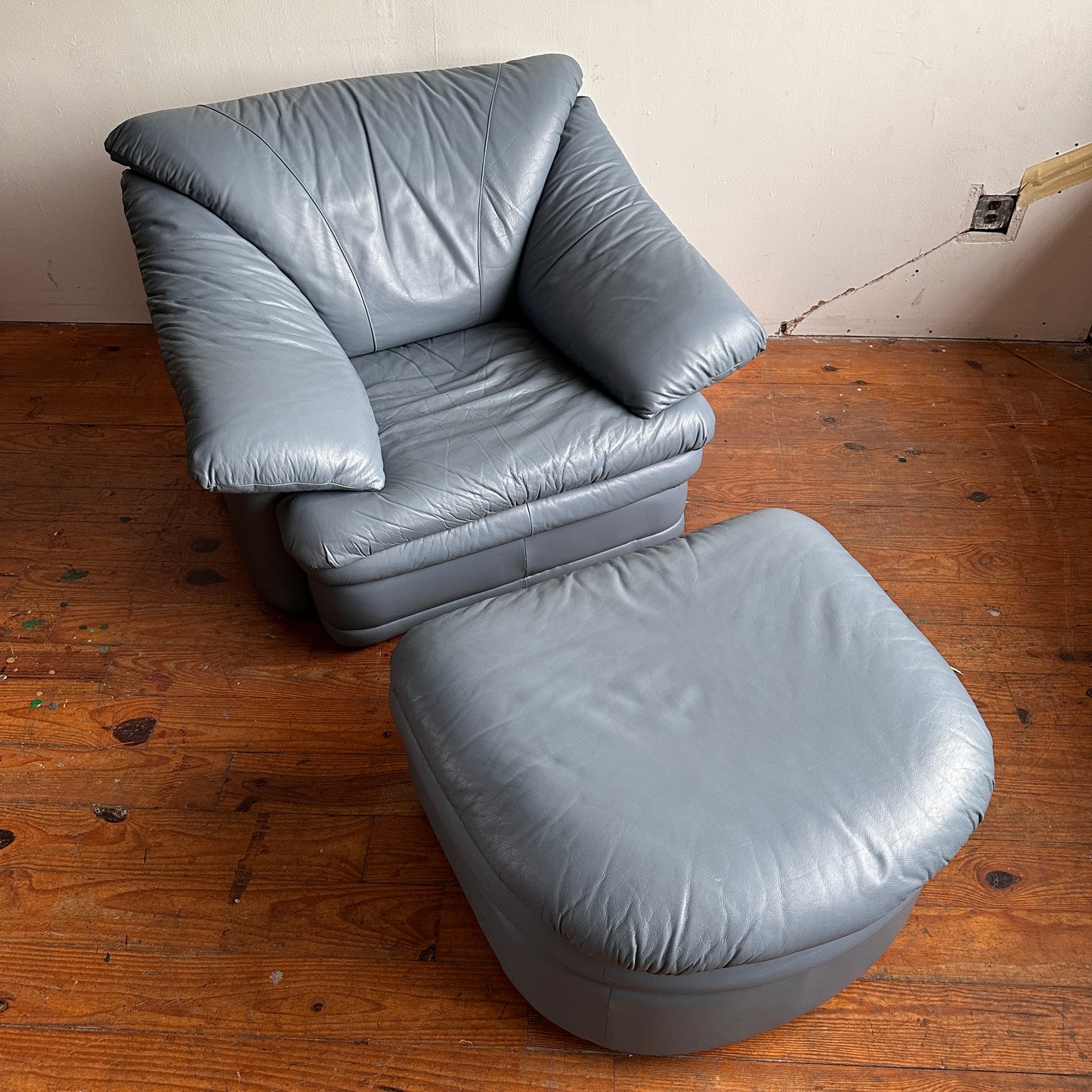 CH052 ITALIAN BLUE LEATHER LOUNGE CHAIR WITH OTTOMAN