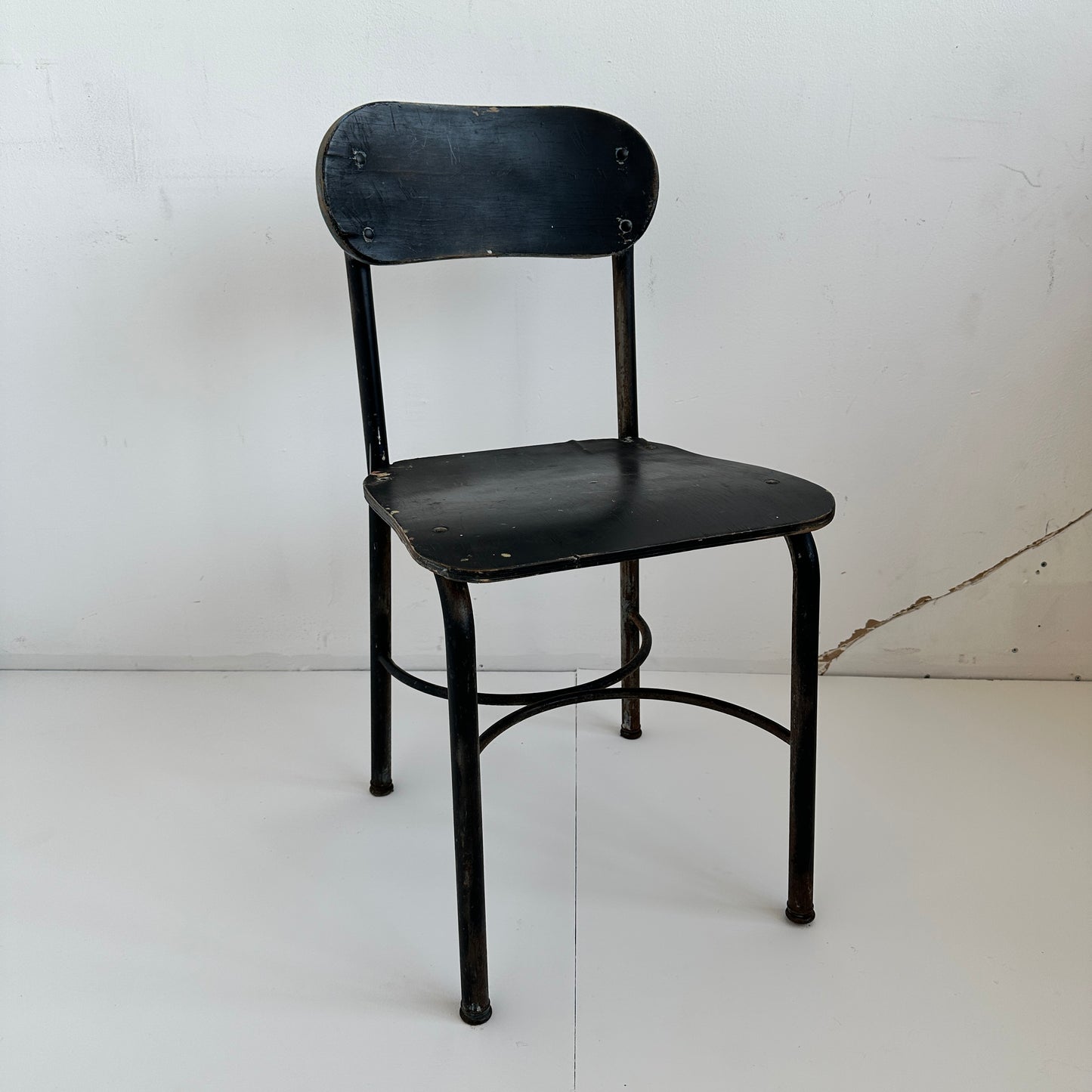 CH054 BLACK WOODEN INSTITUTIONAL CHAIR