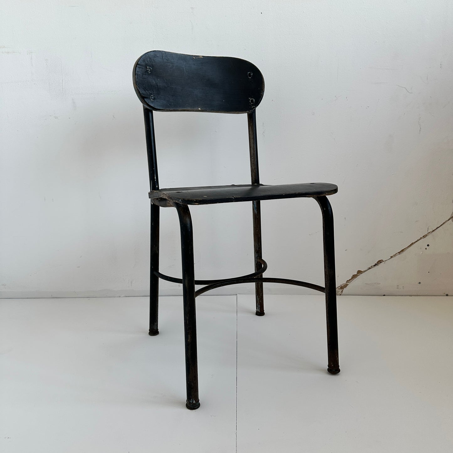 CH054 BLACK WOODEN INSTITUTIONAL CHAIR