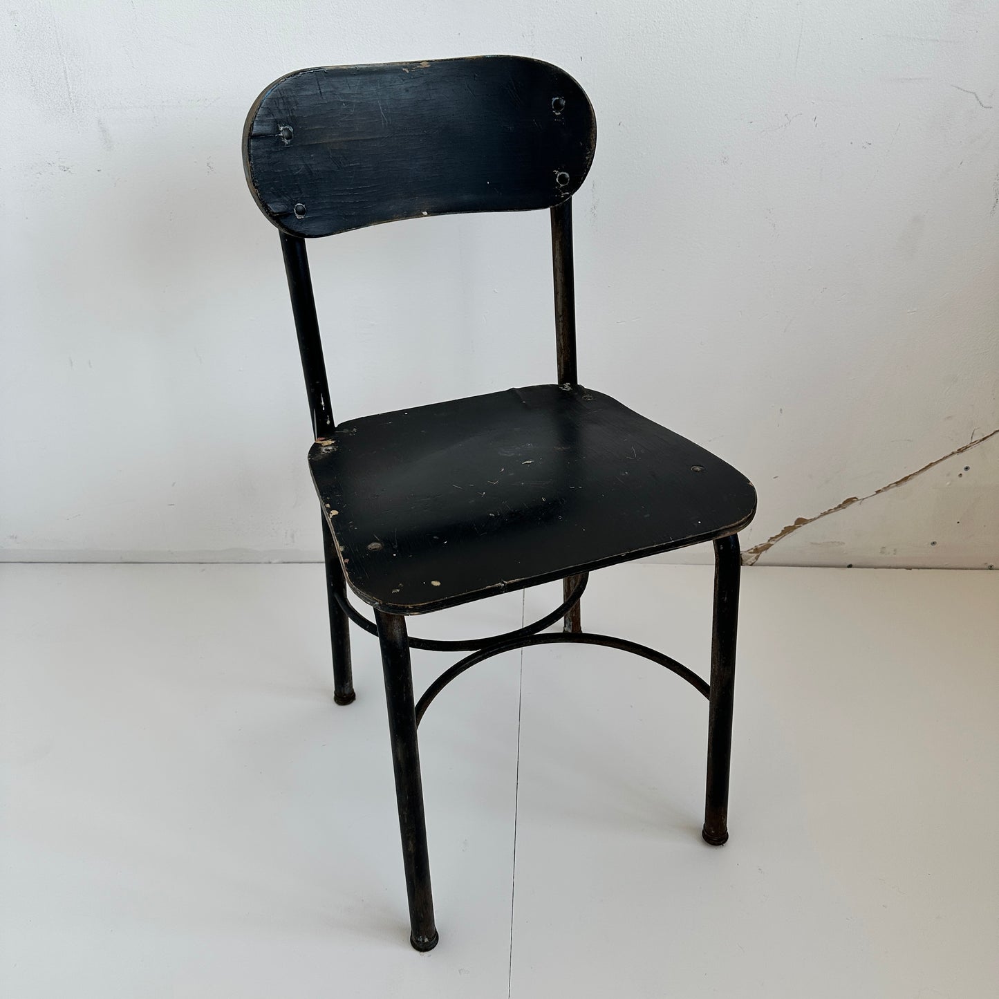CH054 BLACK WOODEN INSTITUTIONAL CHAIR