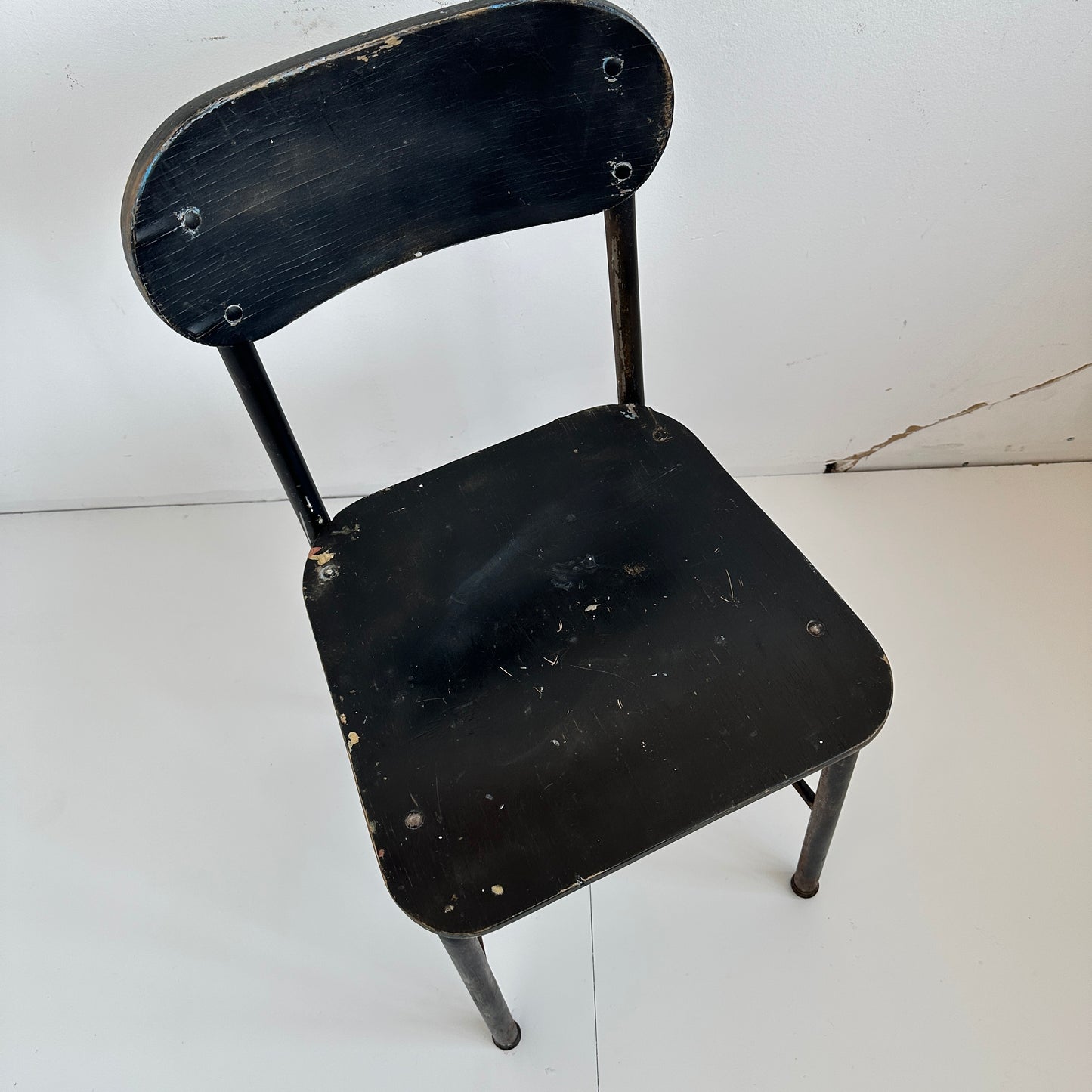 CH054 BLACK WOODEN INSTITUTIONAL CHAIR