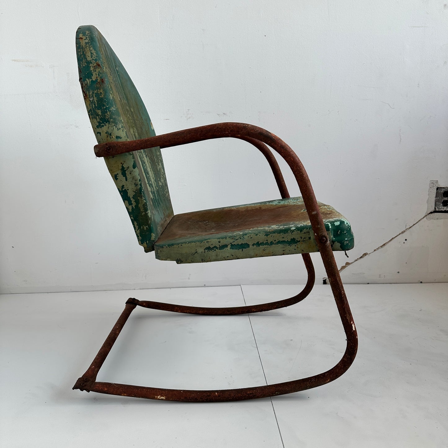 CH056 GREEN RUSTY METAL OUTDOOR ROCKING CHAIR