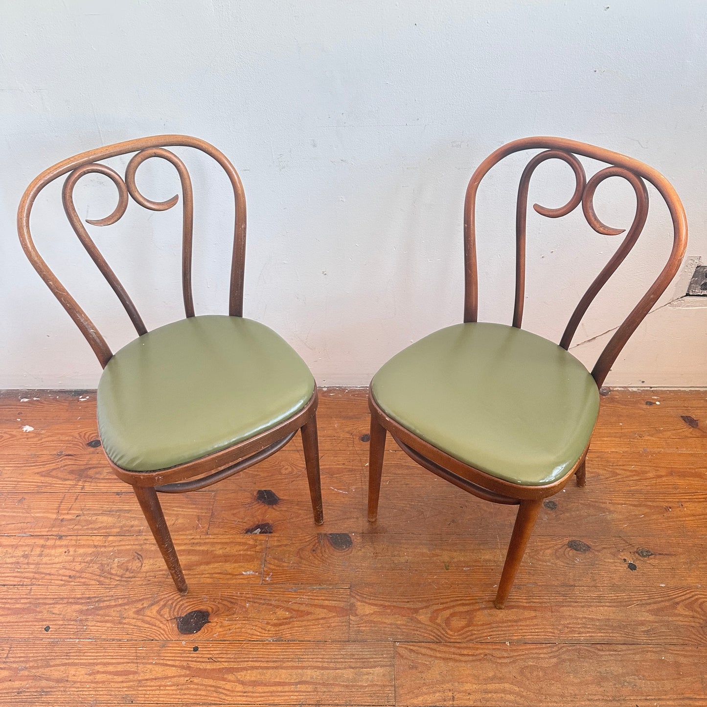 CH065 BENTWOOD CAFE CHAIRS WITH GREEN VINYL UPHOLSTERY