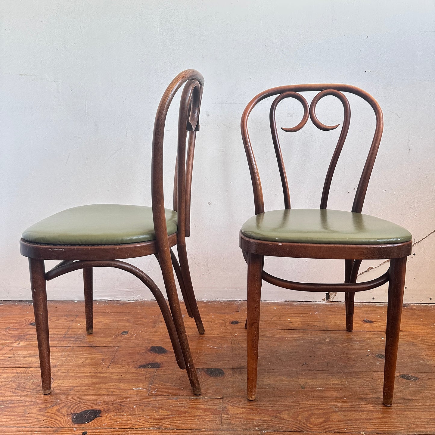 CH065 BENTWOOD CAFE CHAIRS WITH GREEN VINYL UPHOLSTERY