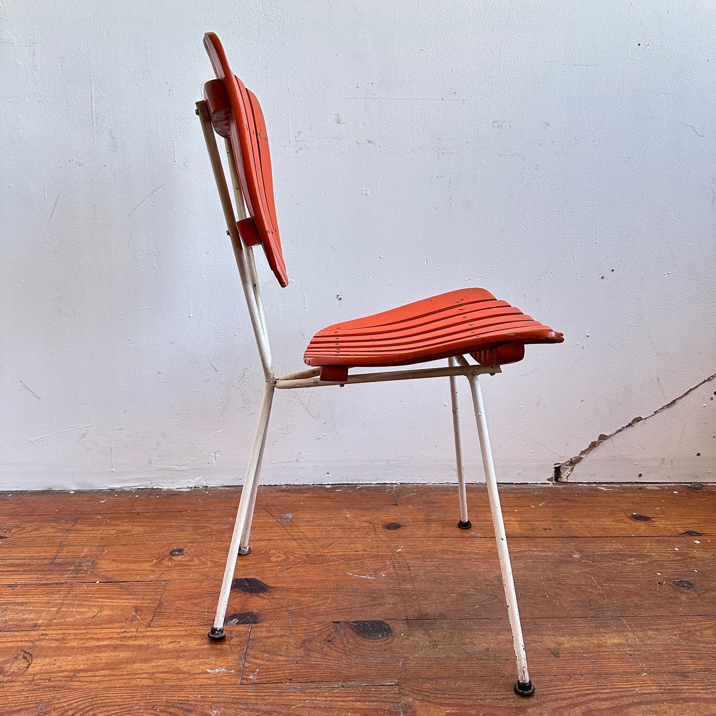 CH067 VINTAGE WHITE AND ORANGE UMANOFF CHAIR