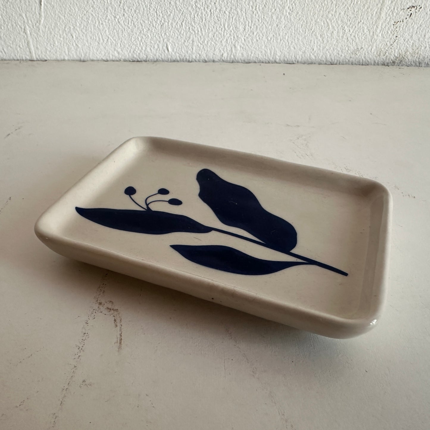 CT005 SMALL CERAMIC BLUE FLOWER CATCHALL