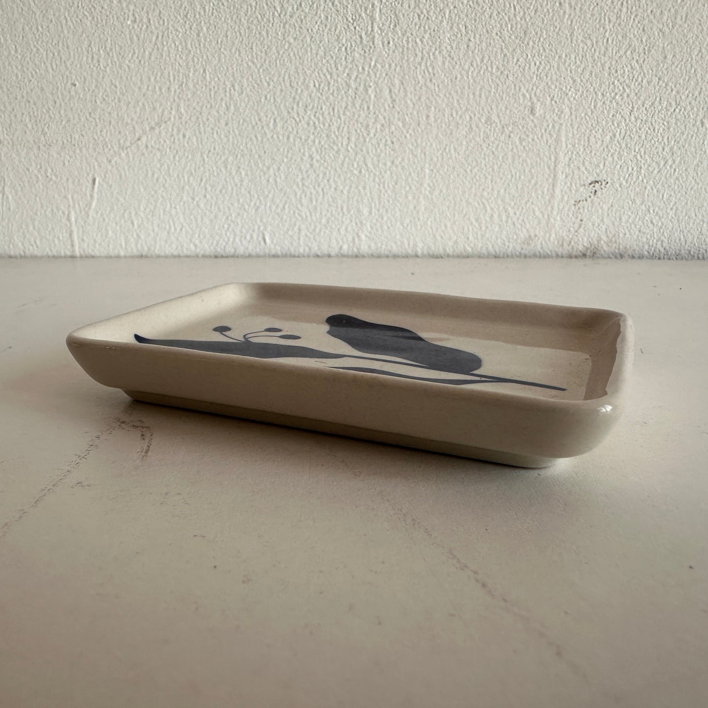 CT005 SMALL CERAMIC BLUE FLOWER CATCHALL