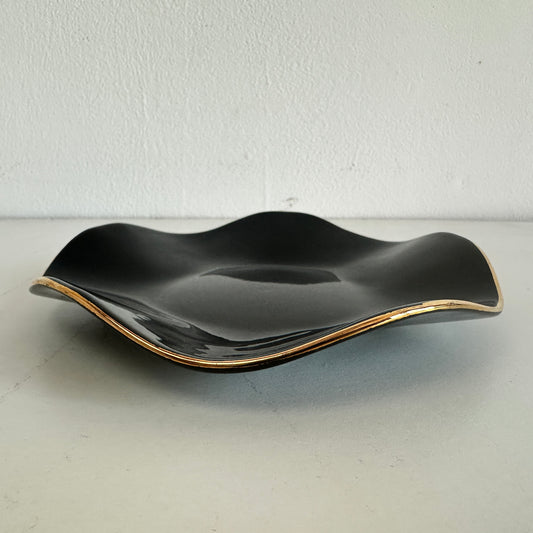 CT020 GOLD RIMMED SMALL BLACK WAVY PLATE