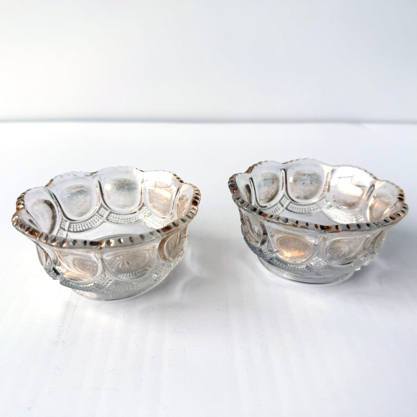 CT035 PAIR OF GOLD RIMMED GLASS BOWLS