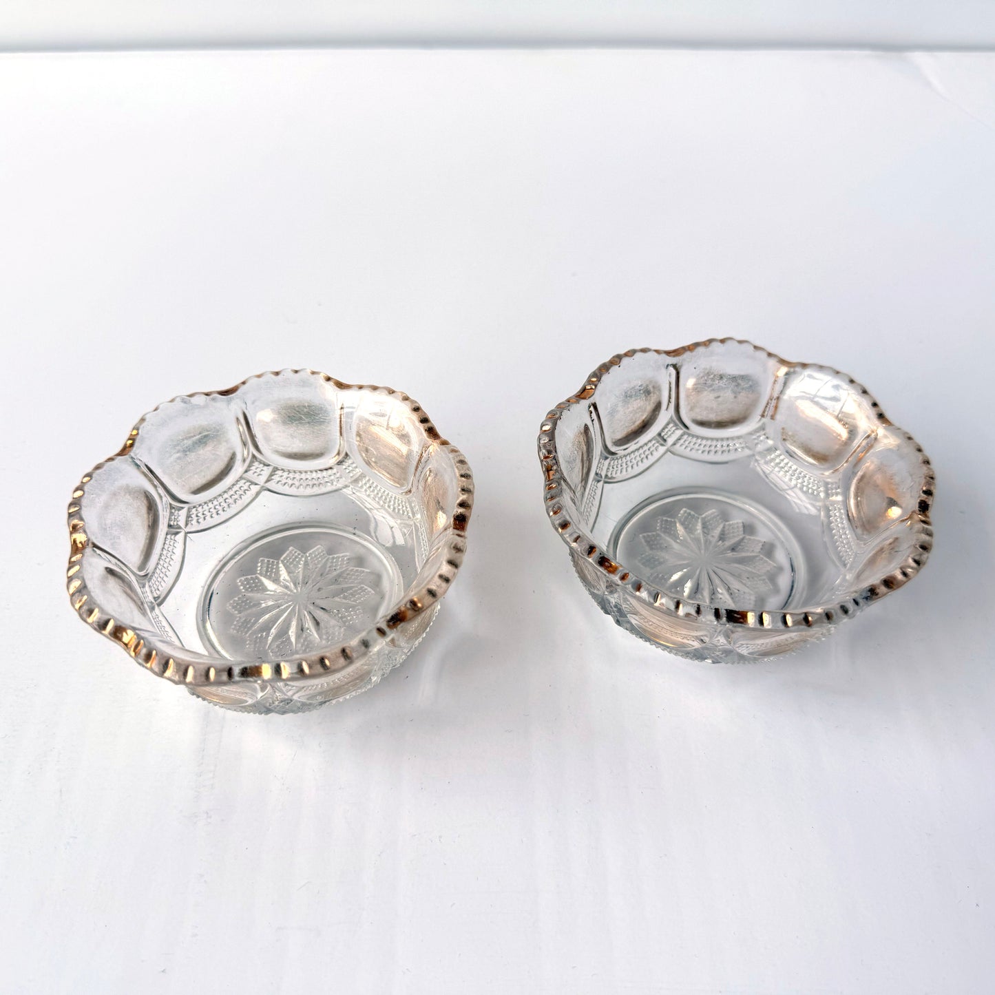 CT035 PAIR OF GOLD RIMMED GLASS BOWLS
