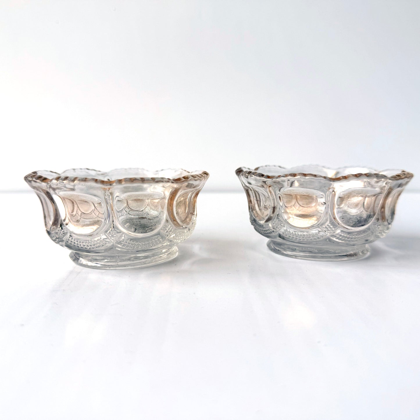 CT035 PAIR OF GOLD RIMMED GLASS BOWLS