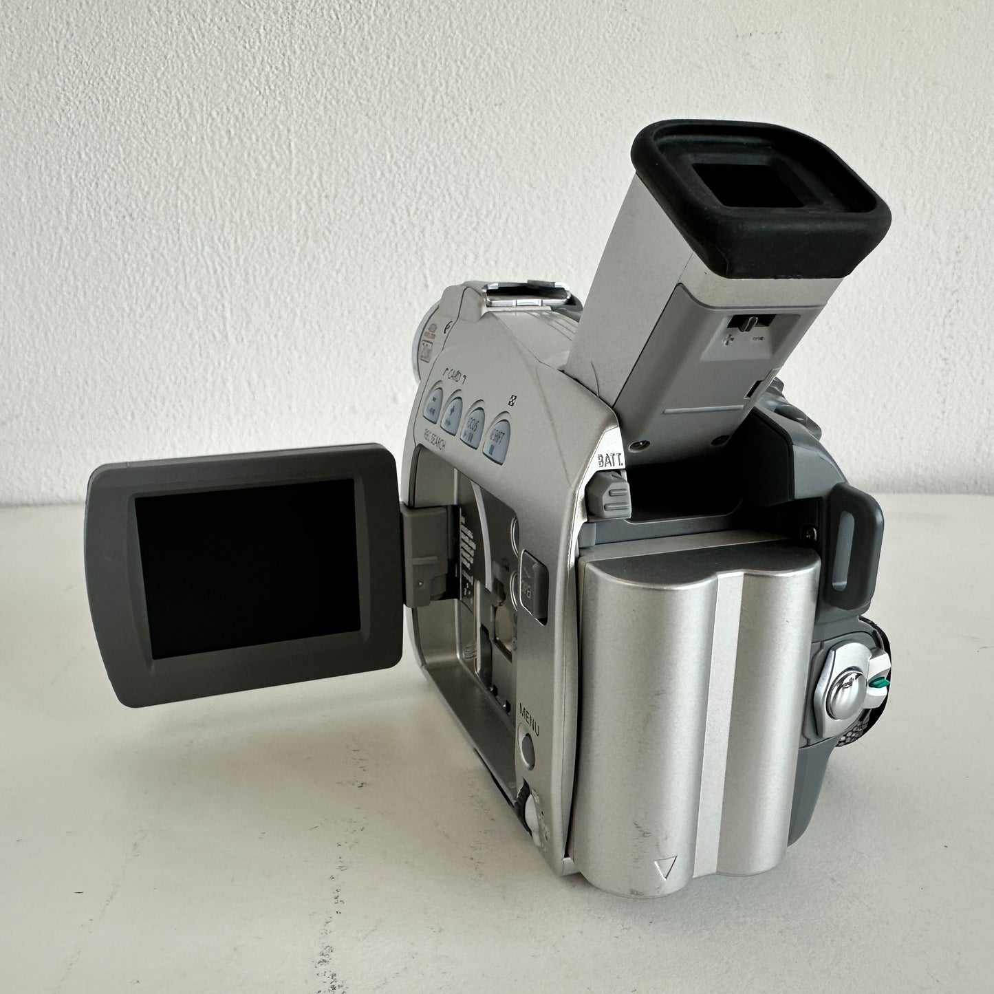 EL040 CANON ZR65MC VIDEO CAMERA