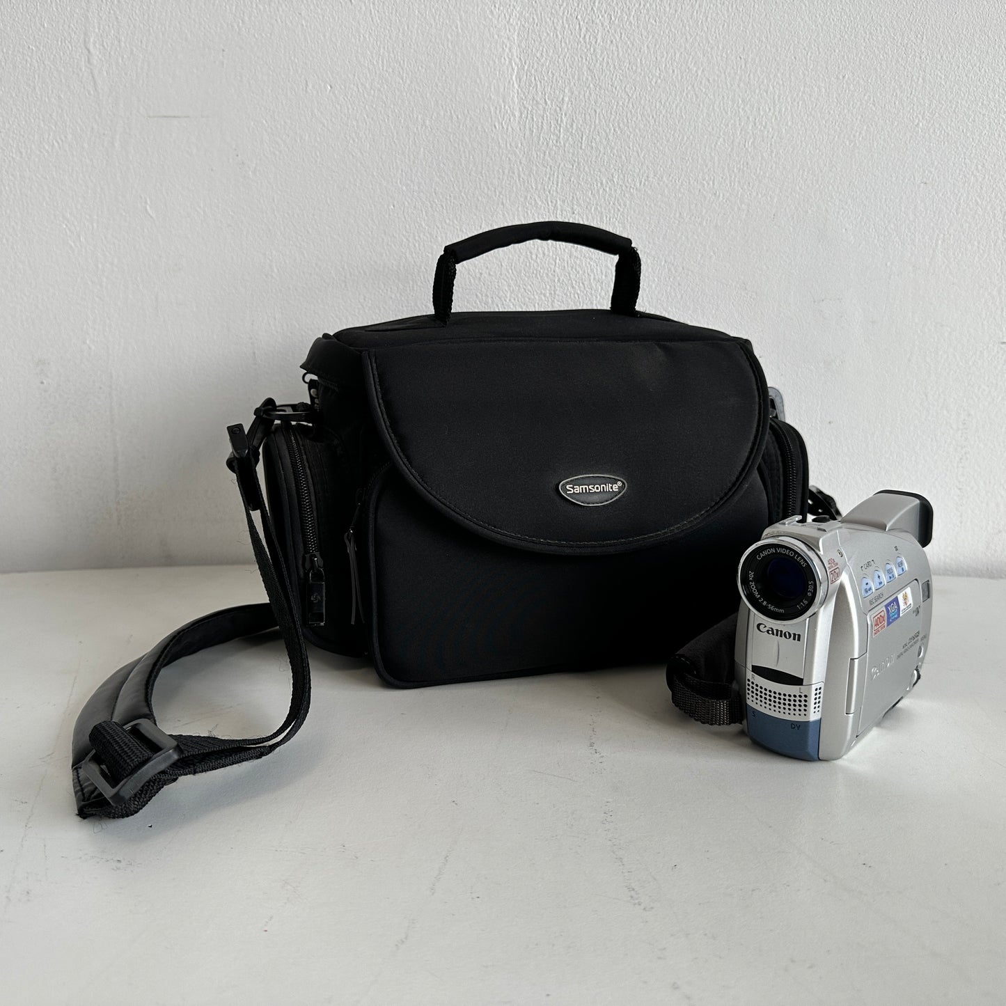 EL040 CANON ZR65MC VIDEO CAMERA