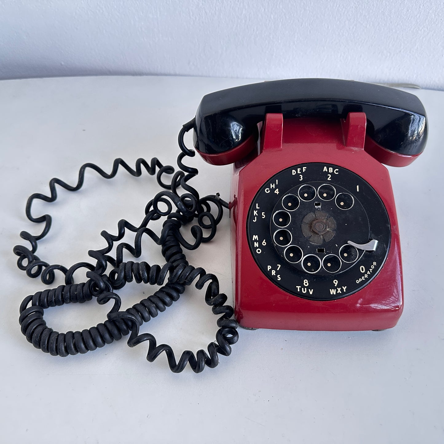 EL092 BLACK & RED ROTARY PHONE