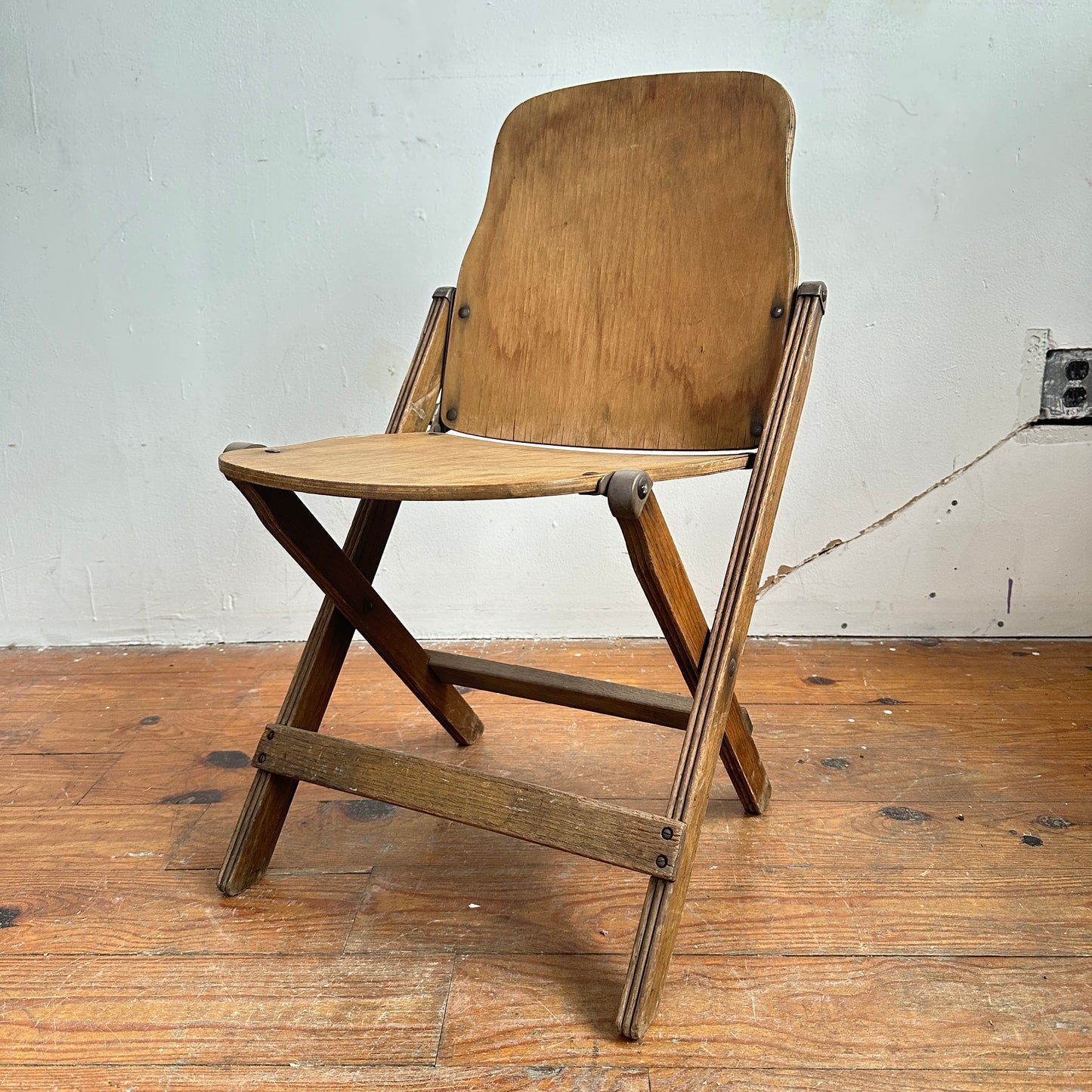 FC002 WW2 US ARMY WOOD FOLDING CHAIR