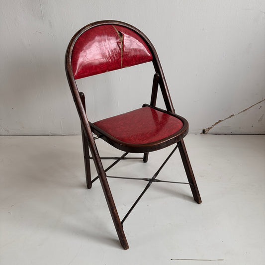 FC005 DISTRESSED RED VINYL & WOOD FOLDING CHAIR