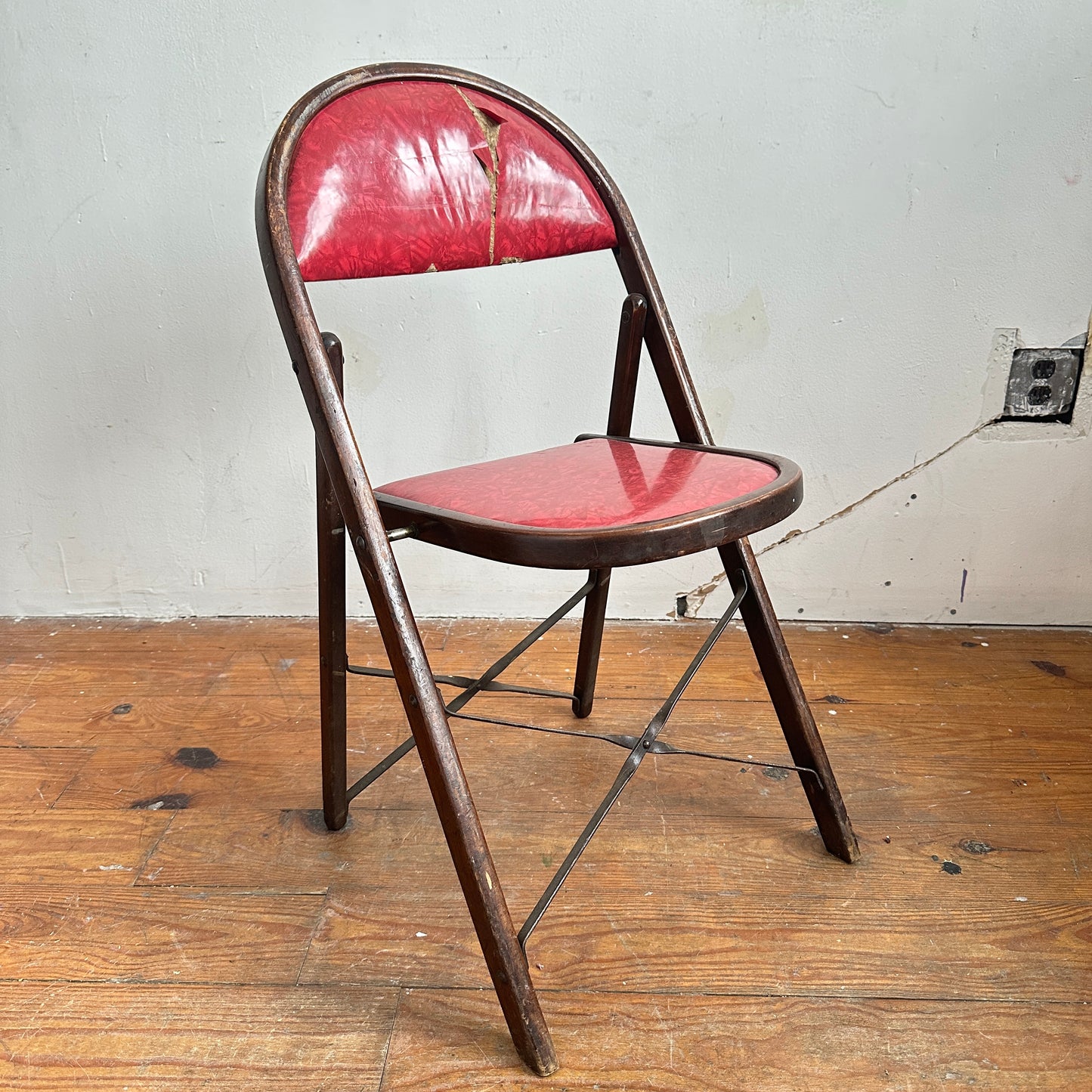 FC005 DISTRESSED RED VINYL & WOOD FOLDING CHAIR