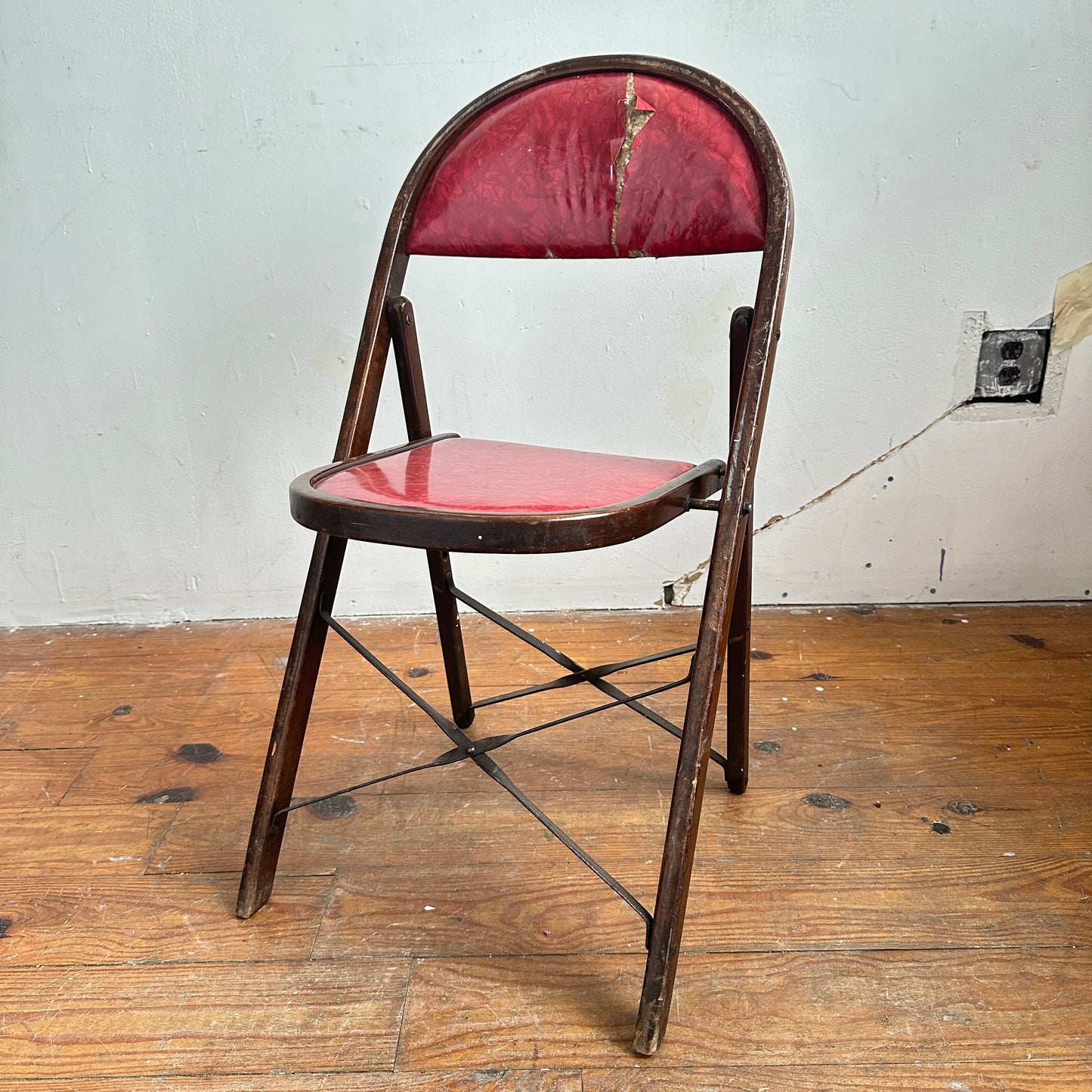 FC005 DISTRESSED RED VINYL & WOOD FOLDING CHAIR