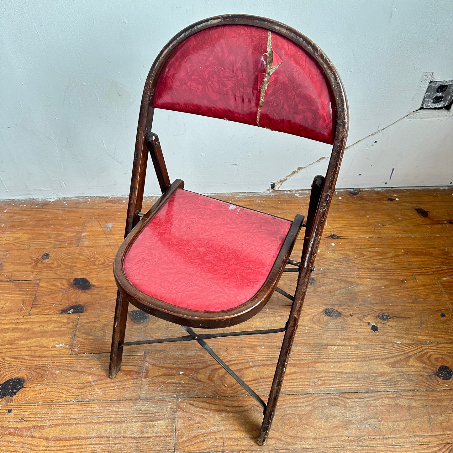 FC005 DISTRESSED RED VINYL & WOOD FOLDING CHAIR