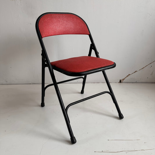 FC006 RED VINYL & BLACK METAL FOLDING CHAIRS