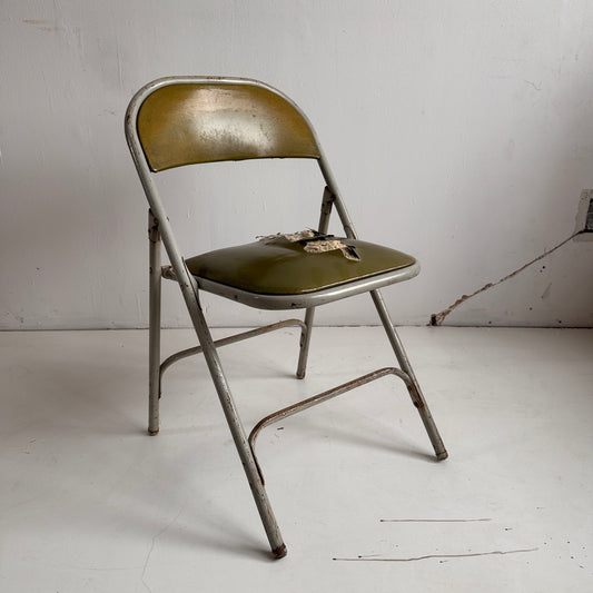 FC008 DISTRESSED GREEN VINYL GREY METAL FOLDING CHAIR