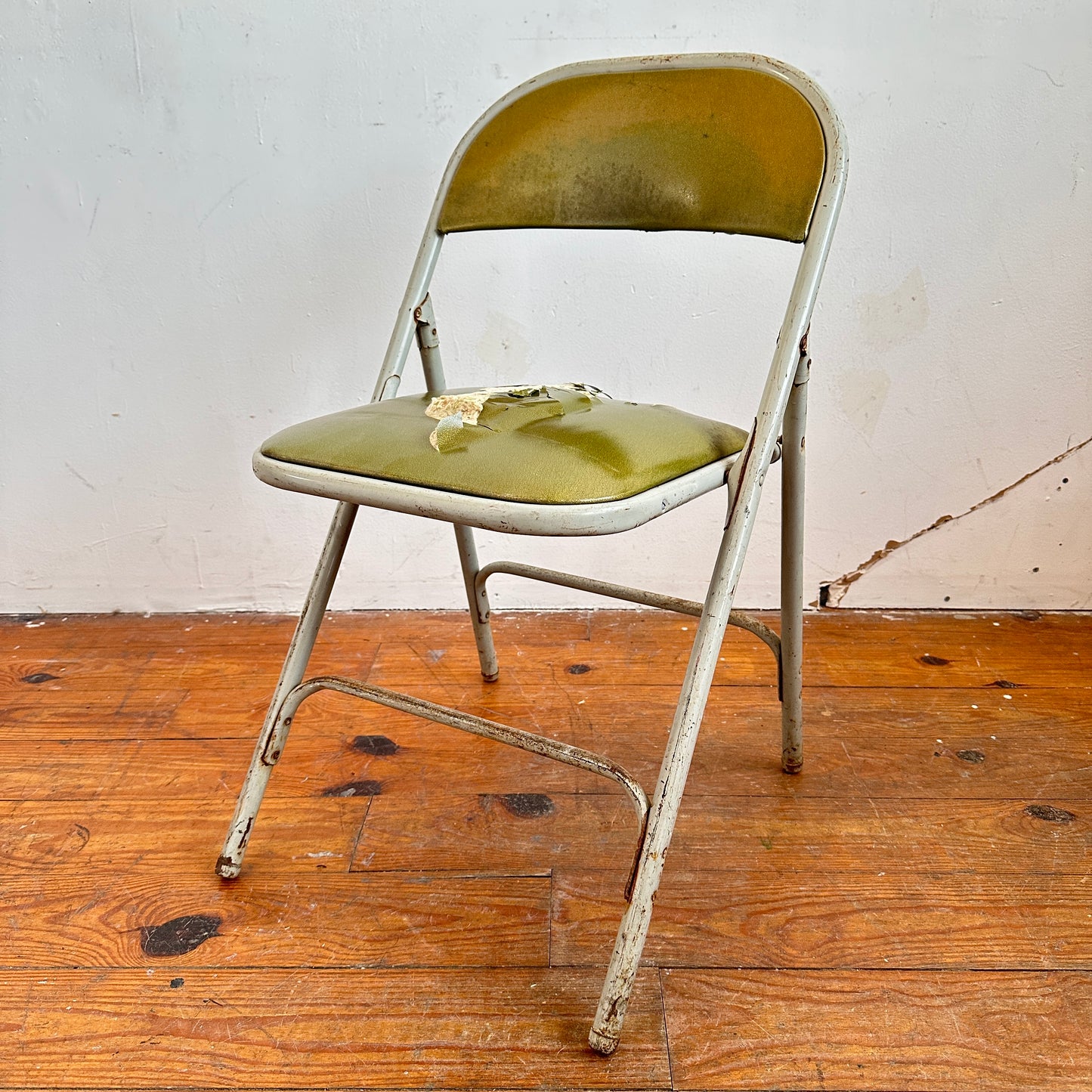FC008 DISTRESSED GREEN VINYL GREY METAL FOLDING CHAIR