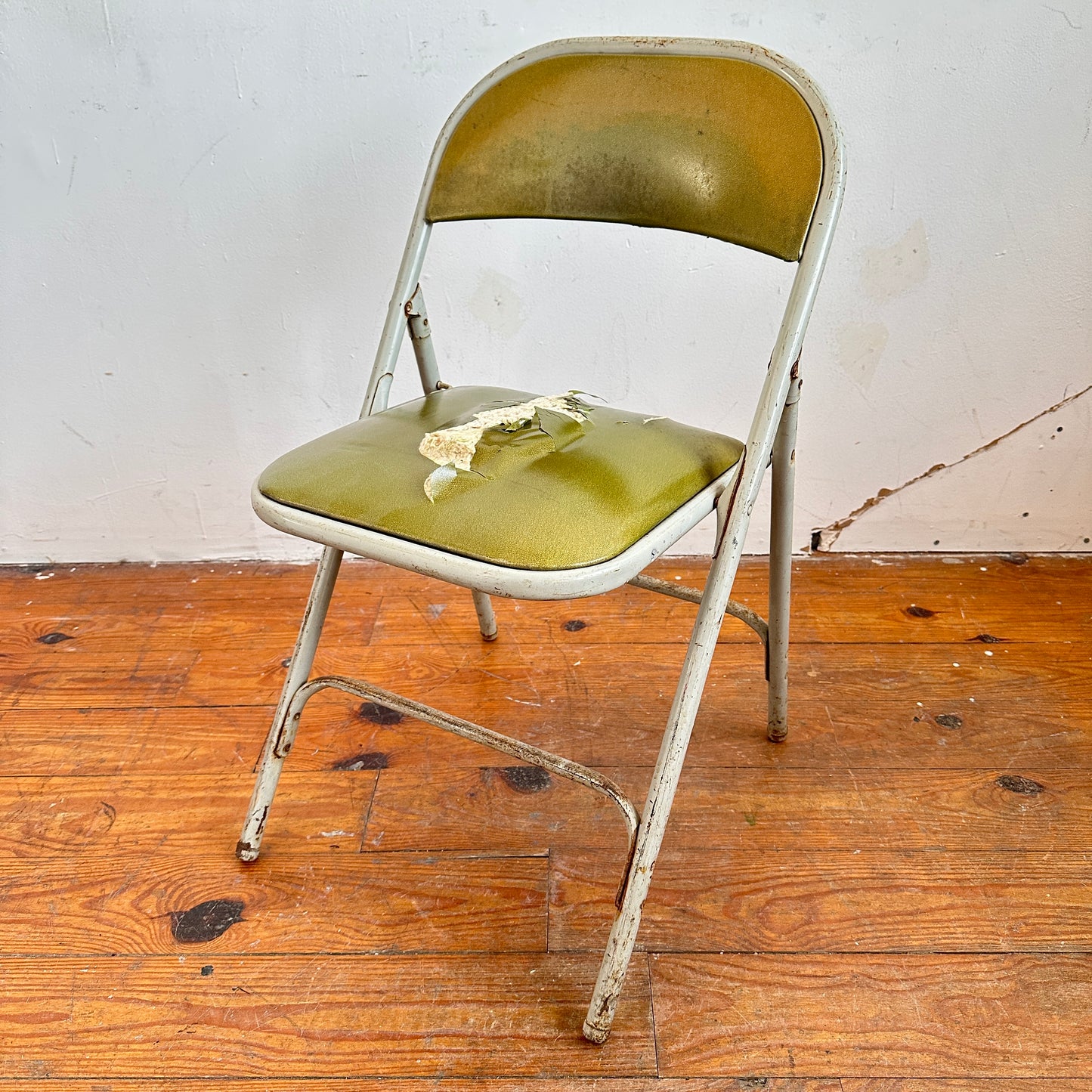 FC008 DISTRESSED GREEN VINYL GREY METAL FOLDING CHAIR