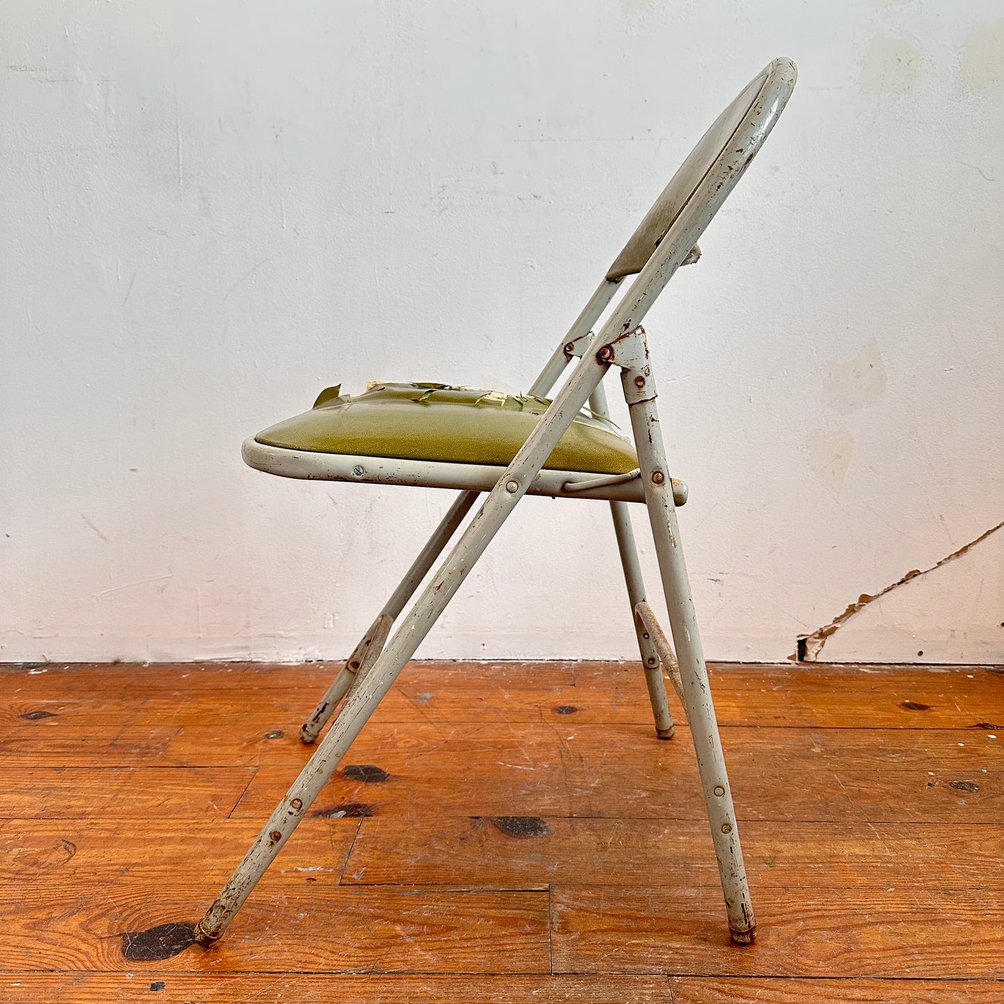 FC008 DISTRESSED GREEN VINYL GREY METAL FOLDING CHAIR