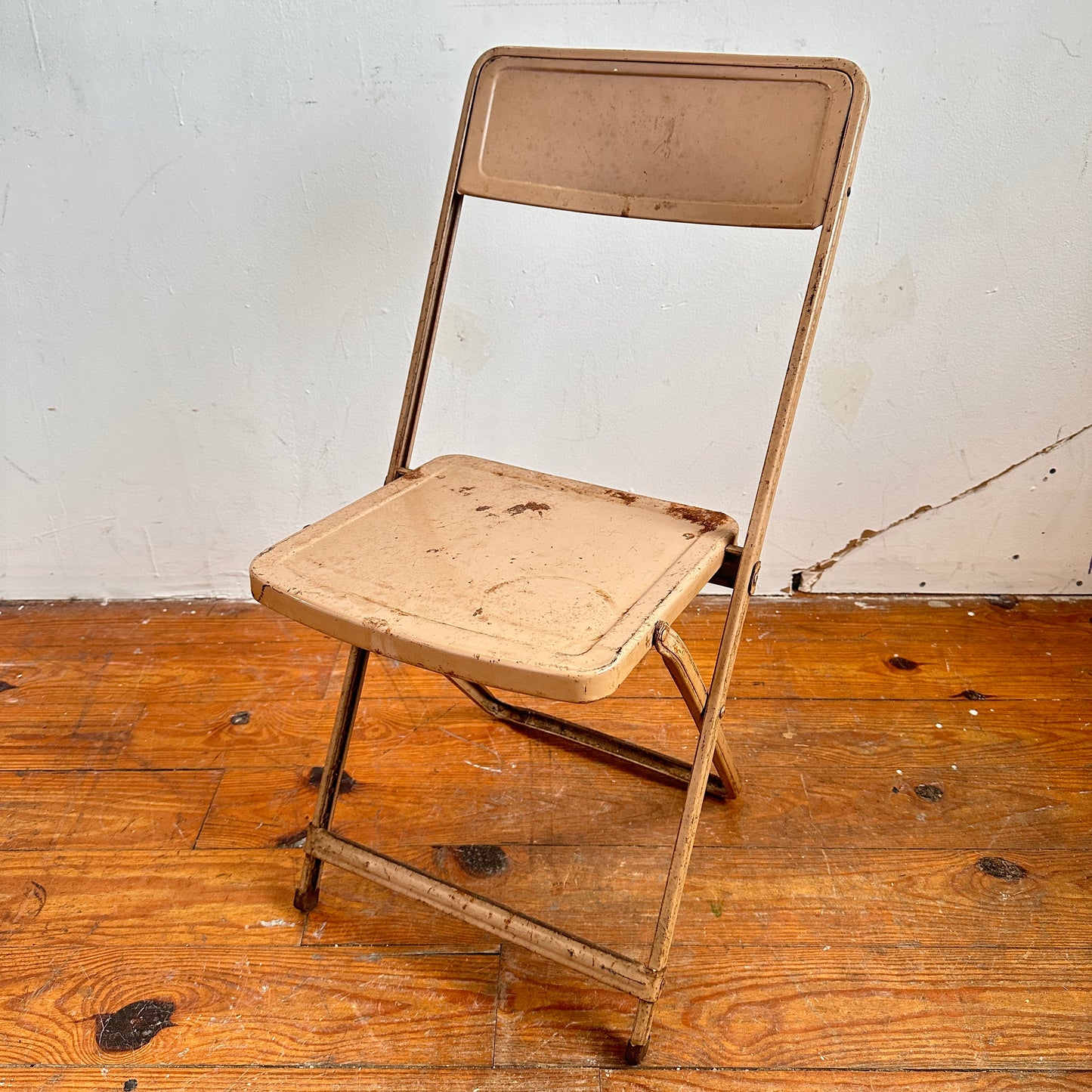 FC010 DISTRESSED TAN METAL FOLDING CHAIR