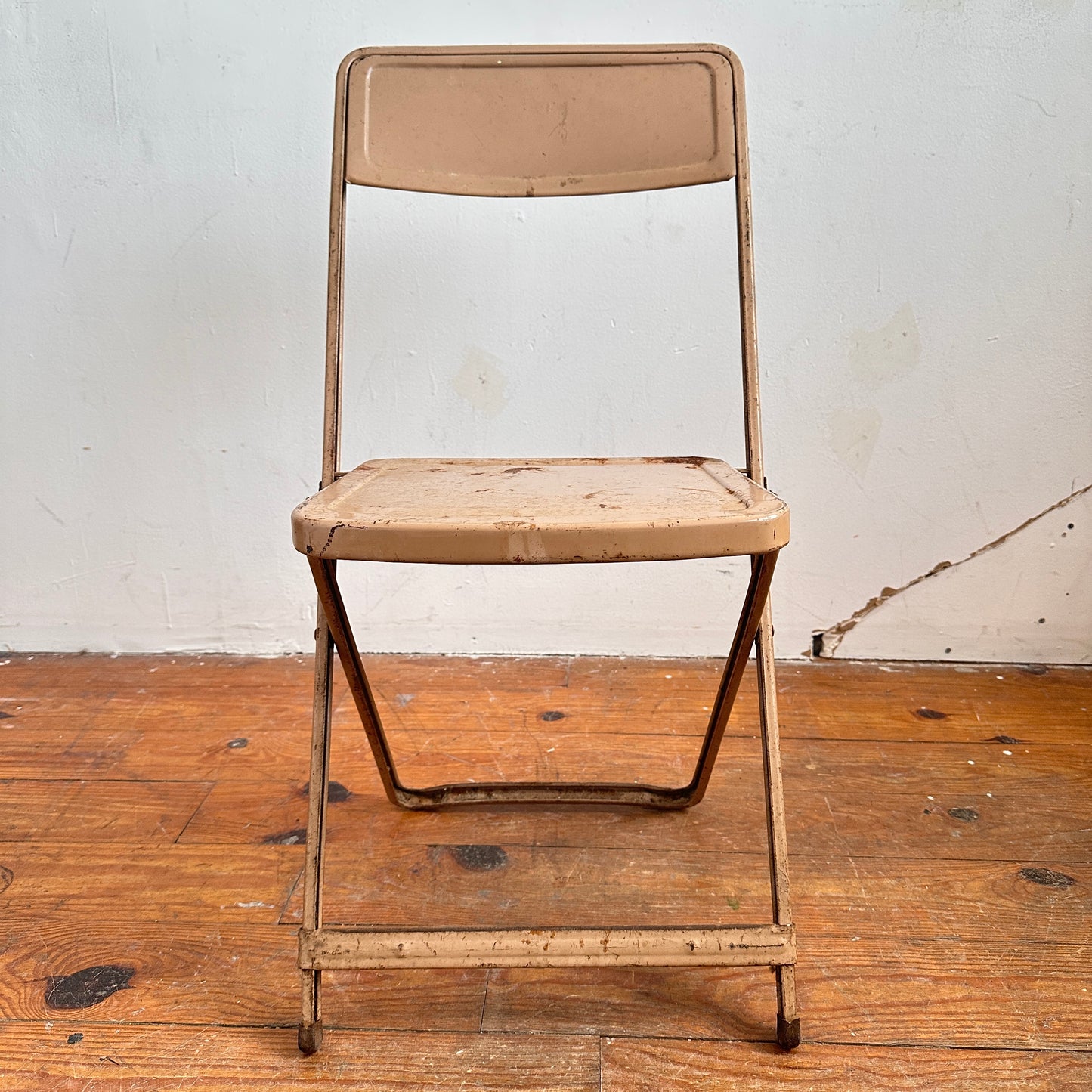 FC010 DISTRESSED TAN METAL FOLDING CHAIR