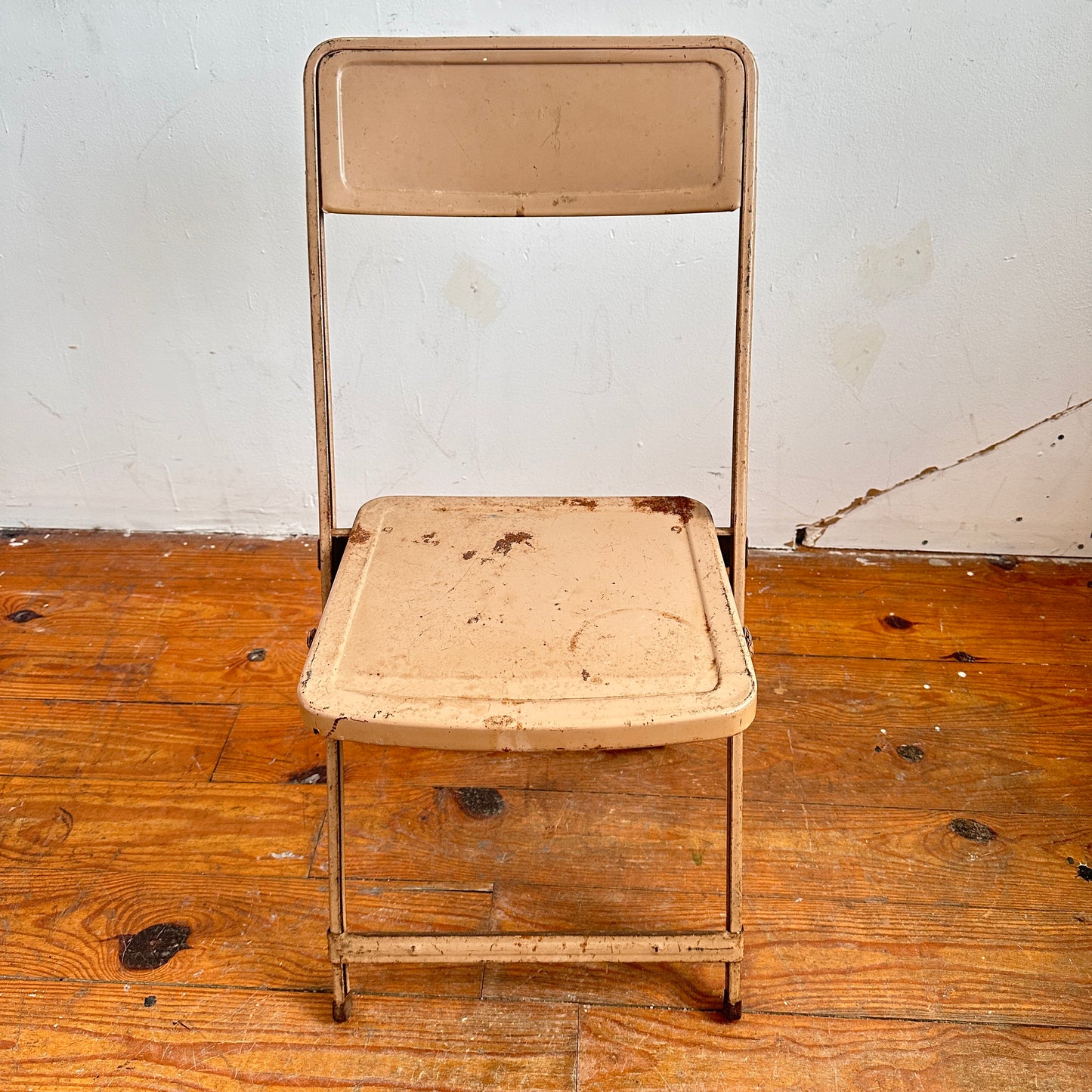 FC010 DISTRESSED TAN METAL FOLDING CHAIR