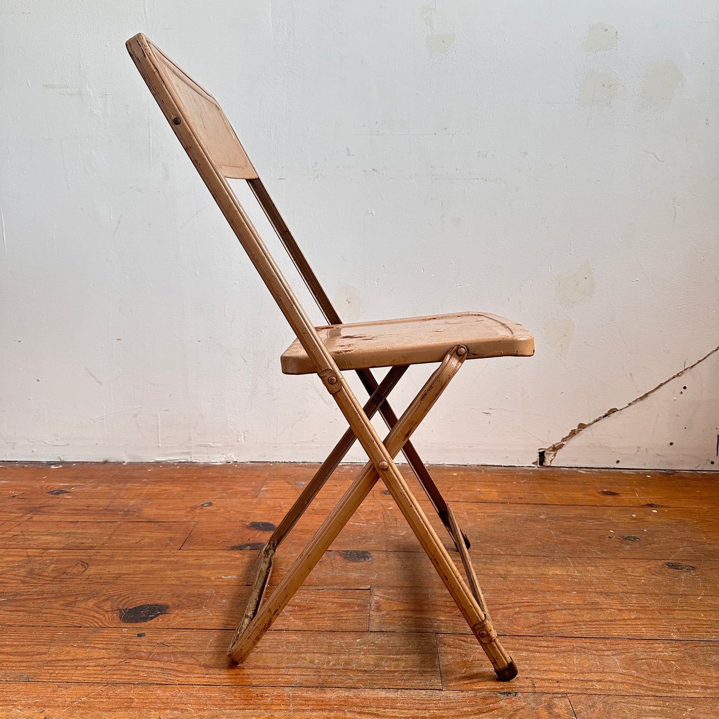 FC010 DISTRESSED TAN METAL FOLDING CHAIR