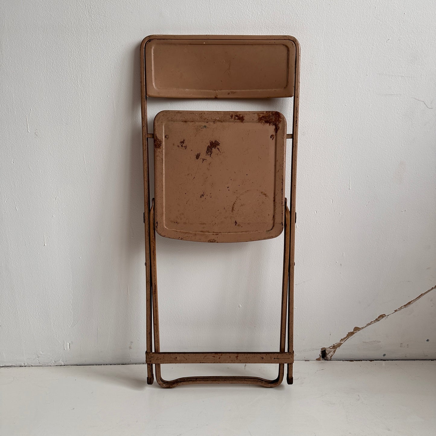 FC010 DISTRESSED TAN METAL FOLDING CHAIR