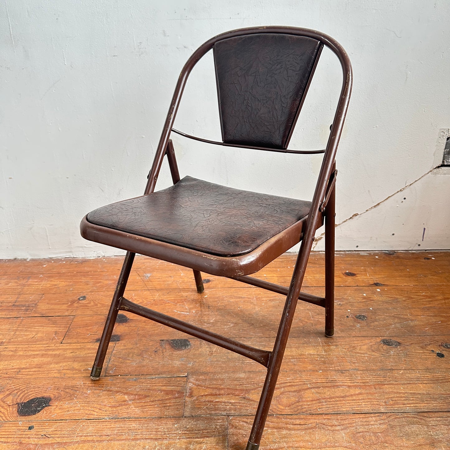 FC011 BROWN VINYL AND METAL FOLDING CHAIR