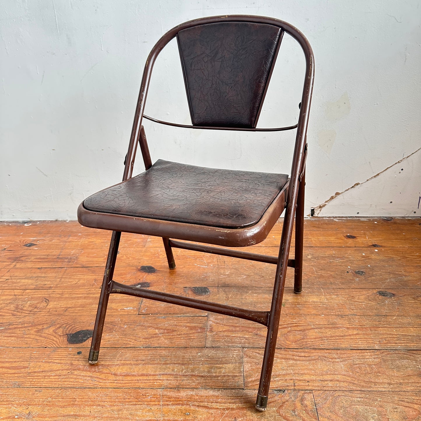 FC011 BROWN VINYL AND METAL FOLDING CHAIR